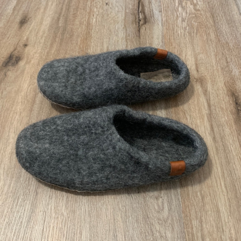 Baabushka Nepalese wool slippers w/ leather soles in gray - size 8 womens